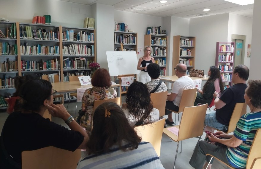 Reyes Andreo dando una charla en una biblioteca